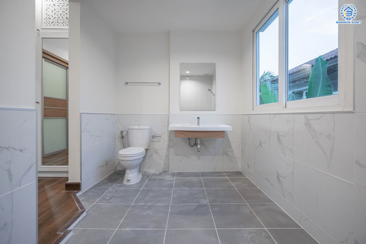 บ้านมือสองตกแต่งใหม่ โครงการ คาซ่าแกรนด์ รัตนาธิเบศร์-ราชพฤกษ์ บ้านเดี่ยวจากแบรนด์ Q.House เนื้อที่ 70 ตร.ว. ฟังก์ชัน 3 ห้องนอน 4 ห้องน้ำ 1 ห้องแม่บ้าน จอดรถได้ถึง 2 คัน พร้อม Facilities ครบครัน บนทำเลเดินทางสะดวก ติดถนนราชพฤกษ์ ใกล้เซ็นทรัลเวสต์เกต และรถไฟฟ้าสายสีม่วง "สถานีบางรักใหญ่"